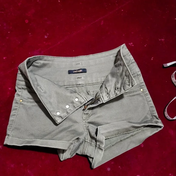 Refuge Shorts - Picture 4 of 7